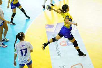  El Rocasa impone su ley en el derbi canario (32-22) (Foto TA)